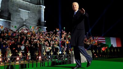 Le président Joe Biden salue la foule après avoir prononcé un discours devant la cathédrale St. Muredach à Ballina, en Irlande, le vendredi 14 avril 2023.