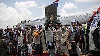 Prisioneros chiíes hutíes a su llegada al aeropuerto de Saná tras ser liberados