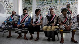 صورة لأسرى يمنيين وصلوا إلى صنعاء