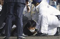 Földre teperték a füstbombát dobó férfit Japánban