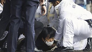 Földre teperték a füstbombát dobó férfit Japánban
