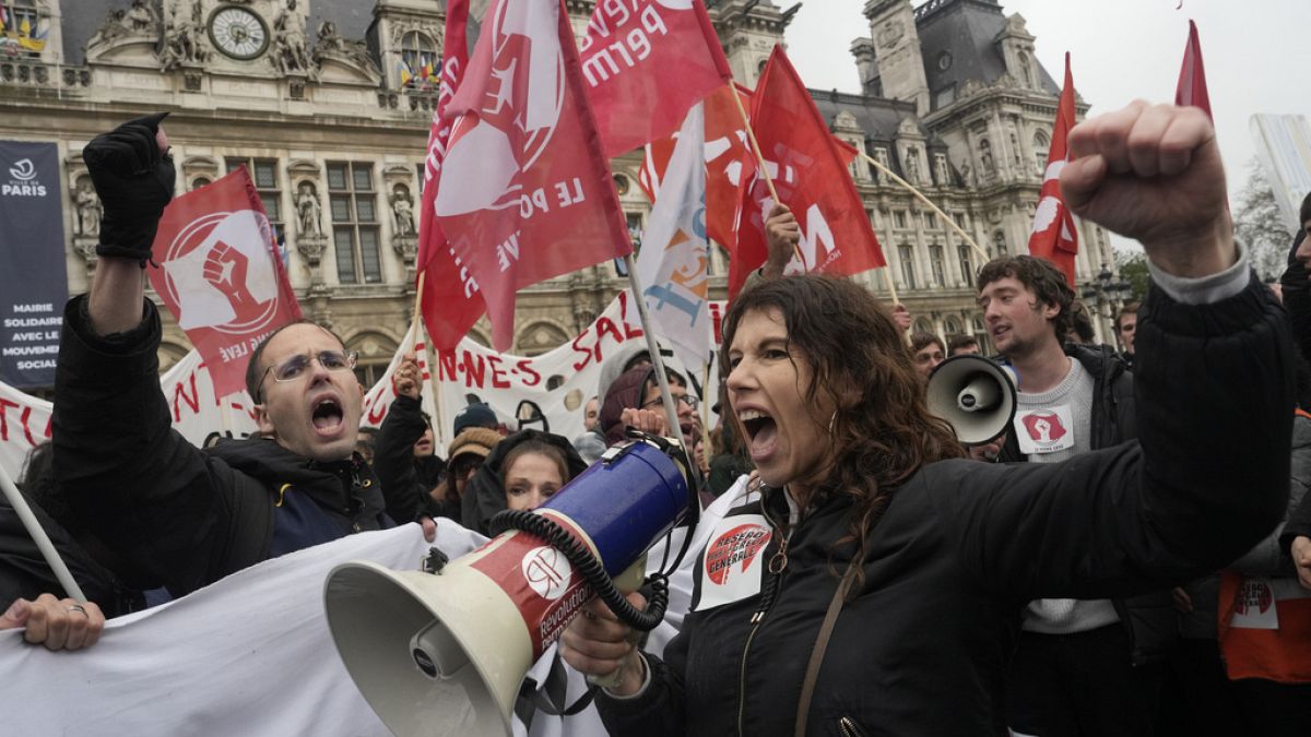 Konseyin kararından sonra muhalefetten tepkiler yağmış; Fransızlar Paris, Lyon, Rennes ve Nantes kentleri başta olmak üzere, ülke genelinde sokağa indi