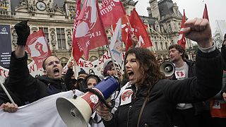 Konseyin kararından sonra muhalefetten tepkiler yağmış; Fransızlar Paris, Lyon, Rennes ve Nantes kentleri başta olmak üzere, ülke genelinde sokağa indi