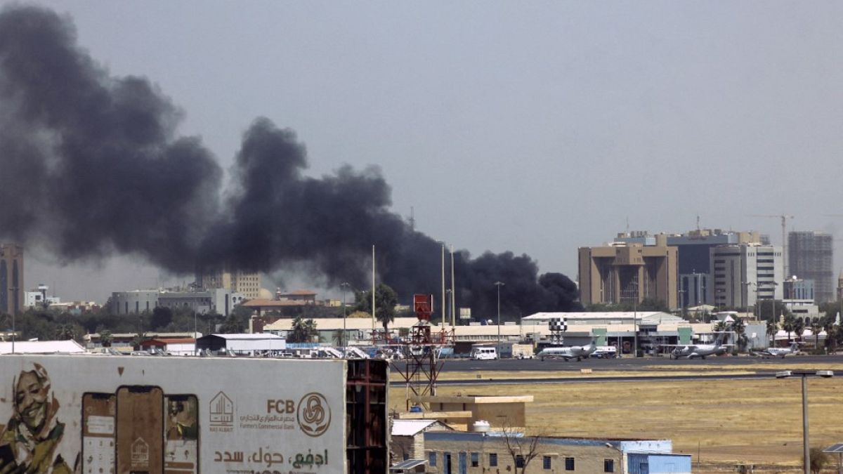 تصاعد الدخان من العاصمة السودانية