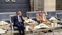   نائب وزير الخارجية السعودي وليد الخريجي، إلى اليمين، يلتقي بوزير الخارجية السوري فيصل المقداد، فور وصوله إلى مطار الملك عبد العزيز الدولي، في جدة، السعودية، 12 نيسان.