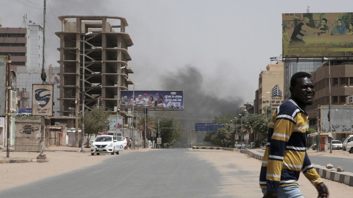 Schwarzer Rauch steigt aus einem Gebäude in Khartum auf