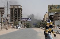 Schwarzer Rauch steigt aus einem Gebäude in Khartum auf