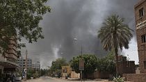 De la fumée qui monte à Khartoum, au Soudan, le samedi 15 avril 2023. De violents affrontements entre l'armée et la force paramilitaire ont éclaté dans le pays