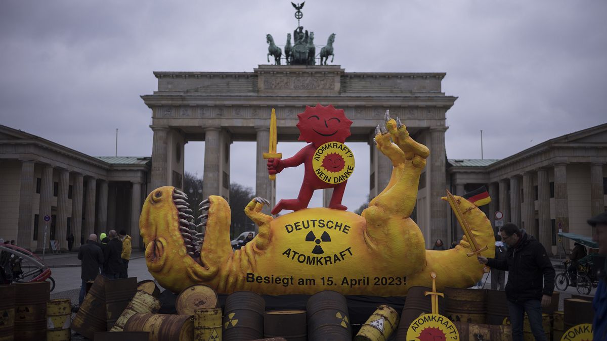 Немецкие экоактивисты празднуют отказ от атомной энергии. Берлин, Германия. 15 апреля 2023.