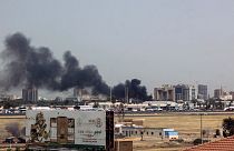بلند شدن دود سیاه از ساختمان‌های مجاور فرودگاه خارطوم در سودان در پی تشدید دیگری میان ارتش و شبه نظامیان