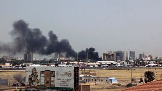 بلند شدن دود سیاه از ساختمان‌های مجاور فرودگاه خارطوم در سودان در پی تشدید دیگری میان ارتش و شبه نظامیان