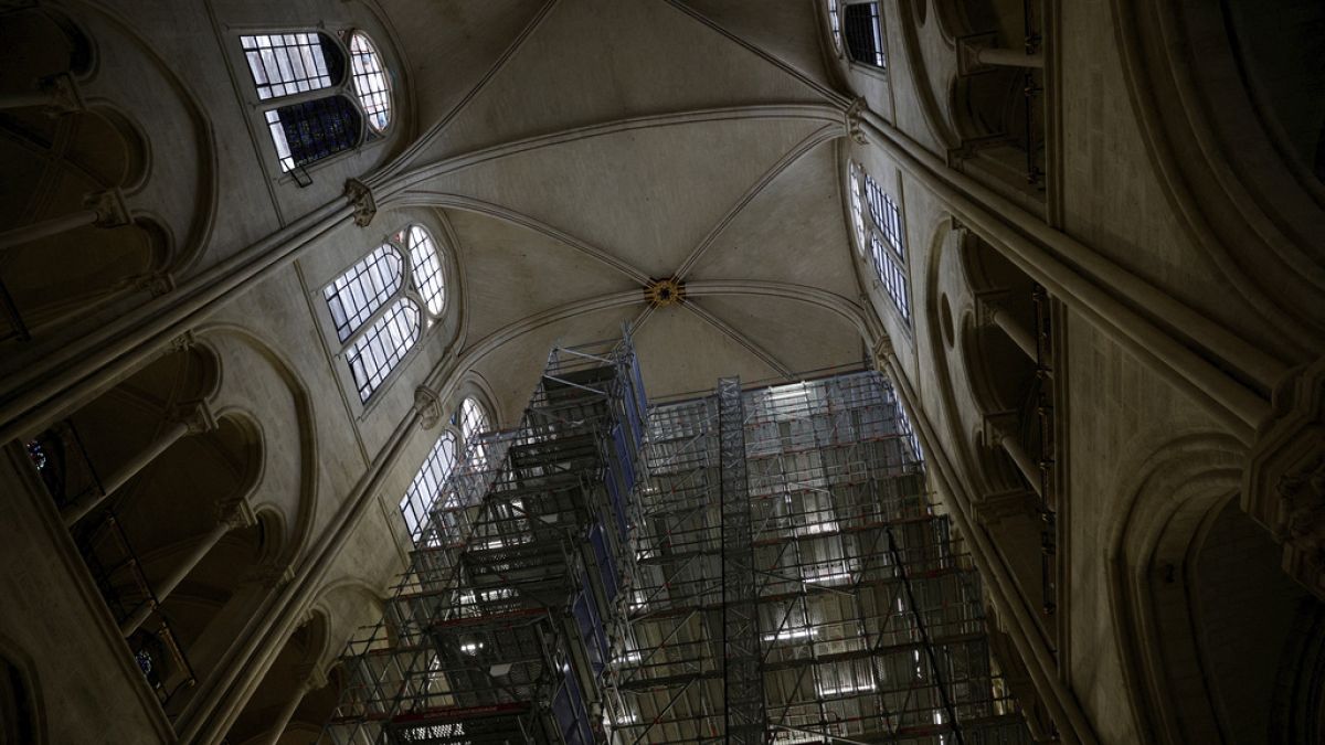 Un échafaudage à l'intérieur de la nef de la cathédrale Notre-Dame de Paris, qui a été endommagée lors d'un incendie dévastateur il y a quatre ans, le 14 avril 2023, à Paris. 