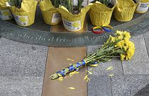 Λουλούδια στο μνημείο για τα θύματα της βομβιστικής επίθεσης