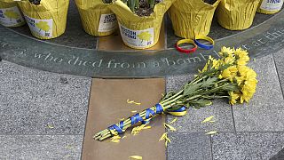 Λουλούδια στο μνημείο για τα θύματα της βομβιστικής επίθεσης