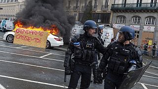 Momenti di tensione durante le manifestazioni in Francia