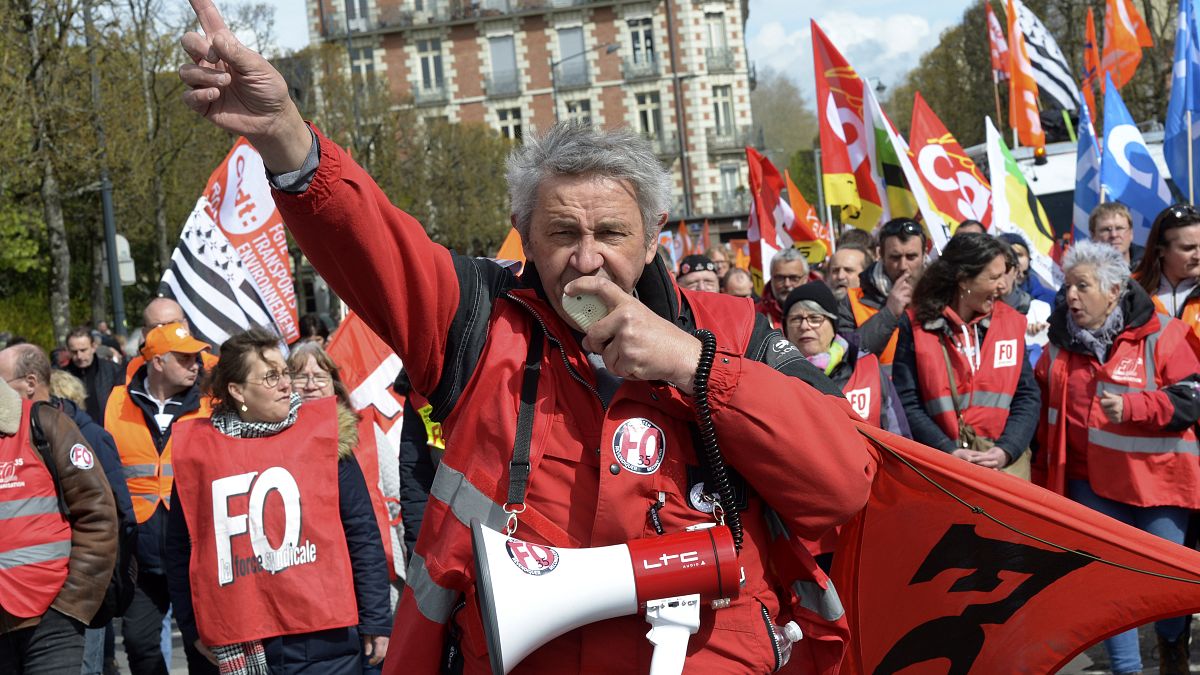 Egy szakszervezeti tag a nyugdíjreform elleni tüntetésen a franciaországi Rennes-ben