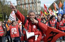 Egy szakszervezeti tag a nyugdíjreform elleni tüntetésen a franciaországi Rennes-ben