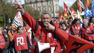 Un sindicalista encabeza una manifestación el jueves 13 de abril de 2023 en Rennes, oeste de Francia.
