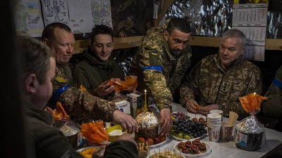 Πασχαλινό τραπέζι στο μέτωπο για τα ουκρανικά στρατεύματα