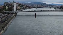 Capture de vidéo -  Laszlo Simet Jr. en train de traverser le Danube sur un câble