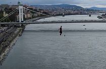 Capture de vidéo -  Laszlo Simet Jr. en train de traverser le Danube sur un câble