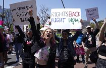 Manifestaciones en EE. UU.  contra la decisión de restringir un fármaco abortivo.