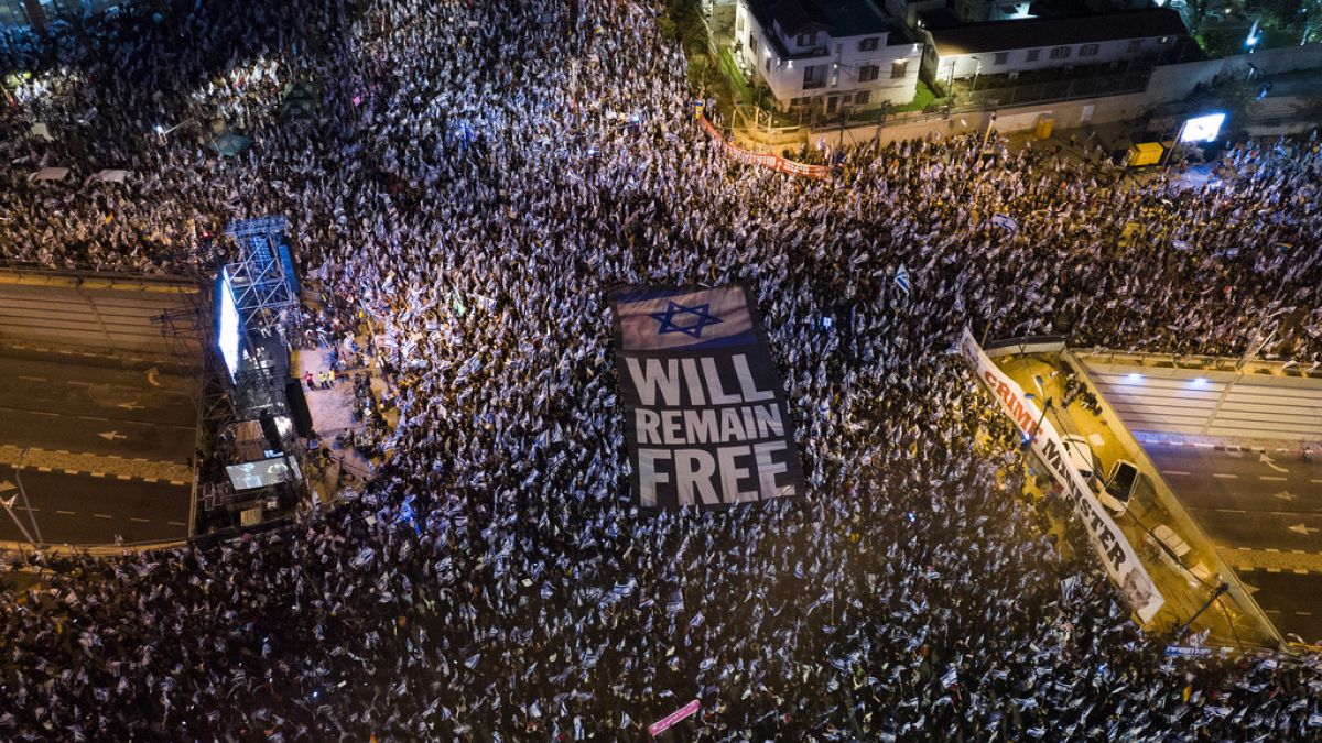 Százezres tömeg tiltakozott Tel-Avivban a tervezett izraeli igazságügyi reform ellen 2023.04.15-én.