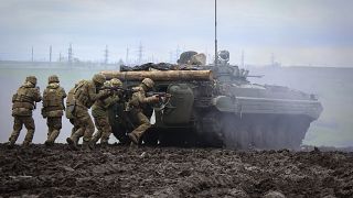 Soldados ucranianos durante un entrenamiento en la línea del frente en la región de Donetsk, Ucrania, el sábado 15 de abril de 2023.