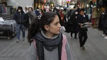 فتاة إيرانية تتجول بدون حجاب في شوارع طهران