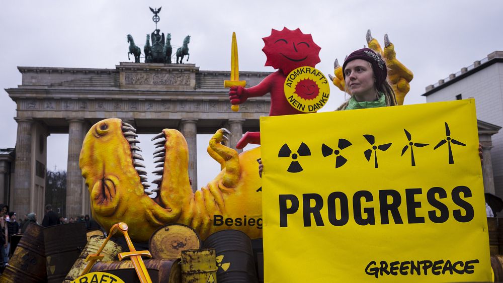 Klimaschützer in Deutschland freuen sich über den Winddruck der letzten Atomkraftwerke