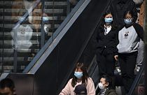 Περαστικοί με μάσκες κατά του κορωνοϊού στο Πεκίνο