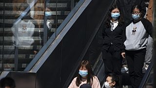 Περαστικοί με μάσκες κατά του κορωνοϊού στο Πεκίνο