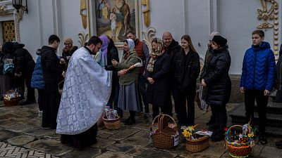 Fiéis ortodoxos com os tradicionais cestos de Páscoa no mosteiro Pechersk Lavra, em Kiev