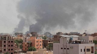 Gomolygó füst a szudáni főváros, Kartúm egyik negyede felett 2023. április 16-án.