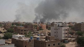 Des fumées attestant des combats à Khartoum, la capitale du Soudan, dimanche 16 avril 2023.