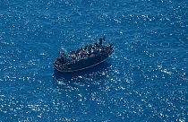 Ein Boot mit Migranten im Mittelmeer, April 2023