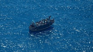 Ein Boot mit Migranten im Mittelmeer, April 2023