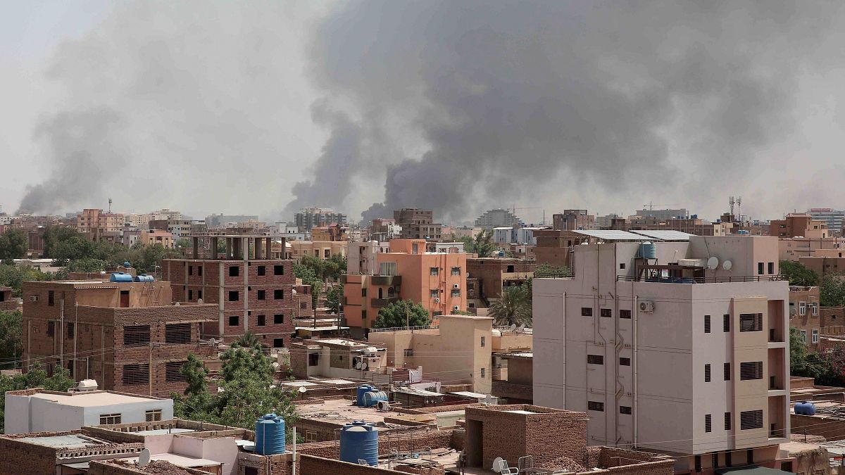 Füst gomolyog a szudáni főváros, Kartúm egyik negyedében 2023. április 16-án. 