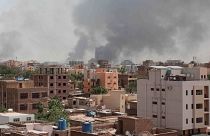 Füst gomolyog a szudáni főváros, Kartúm egyik negyedében 2023. április 16-án.