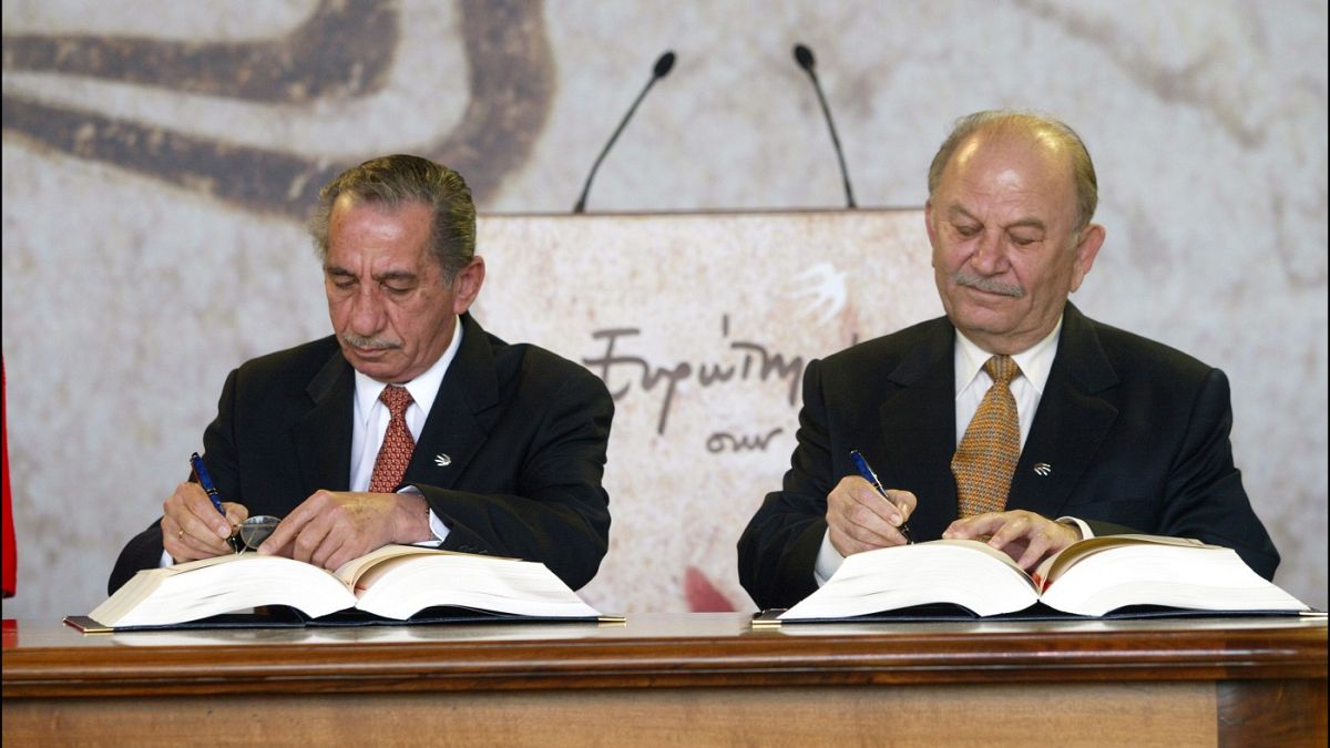 Τάσσος Παπαδόπουλος και Γιώργος Ιακώβου (ΥΠΕΞ) υπογράφουν τη συνθήκη προσχώρησης της Κύπρου