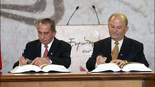 Τάσσος Παπαδόπουλος και Γιώργος Ιακώβου (ΥΠΕΞ) υπογράφουν τη συνθήκη προσχώρησης της Κύπρου