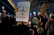 شمع روشن کردن شهروندان تهرانی  در مقابل دانشگاه امیر کبیر برای گرامیداشت یاد قربانیان حادثه سرنگونی هواپیمای اوکراینی