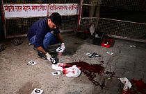 Ein forensisches Teams sichert Spuren, wo der zum Politiker gewordene Gangster Atiq Ahmad und sein Bruder erschossen wurden
