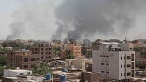 Schwarzer Rauch steigt über den Dächern der sudanesischen Hauptstadt auf.