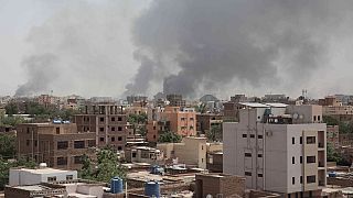 Schwarzer Rauch steigt über den Dächern der sudanesischen Hauptstadt auf.