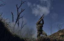 Un soldado ucraniano dispara un lanzagranadas en la línea del frente en Bajmut, región de Donetsk, Ucrania, lunes 10 de abril de 2023.