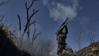 Un soldado ucraniano dispara un lanzagranadas en la línea del frente en Bajmut, región de Donetsk, Ucrania, lunes 10 de abril de 2023.