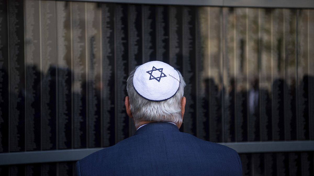 Ein Mann steht vor der "Erinnerungswand" am der Holocaust-Gedenkstätte in Budapest