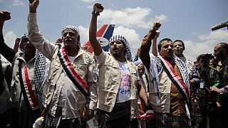Prisioneros hutíes celebran su llegada al aeropuerto de Saná el viernes 14 de abril de 2023.
