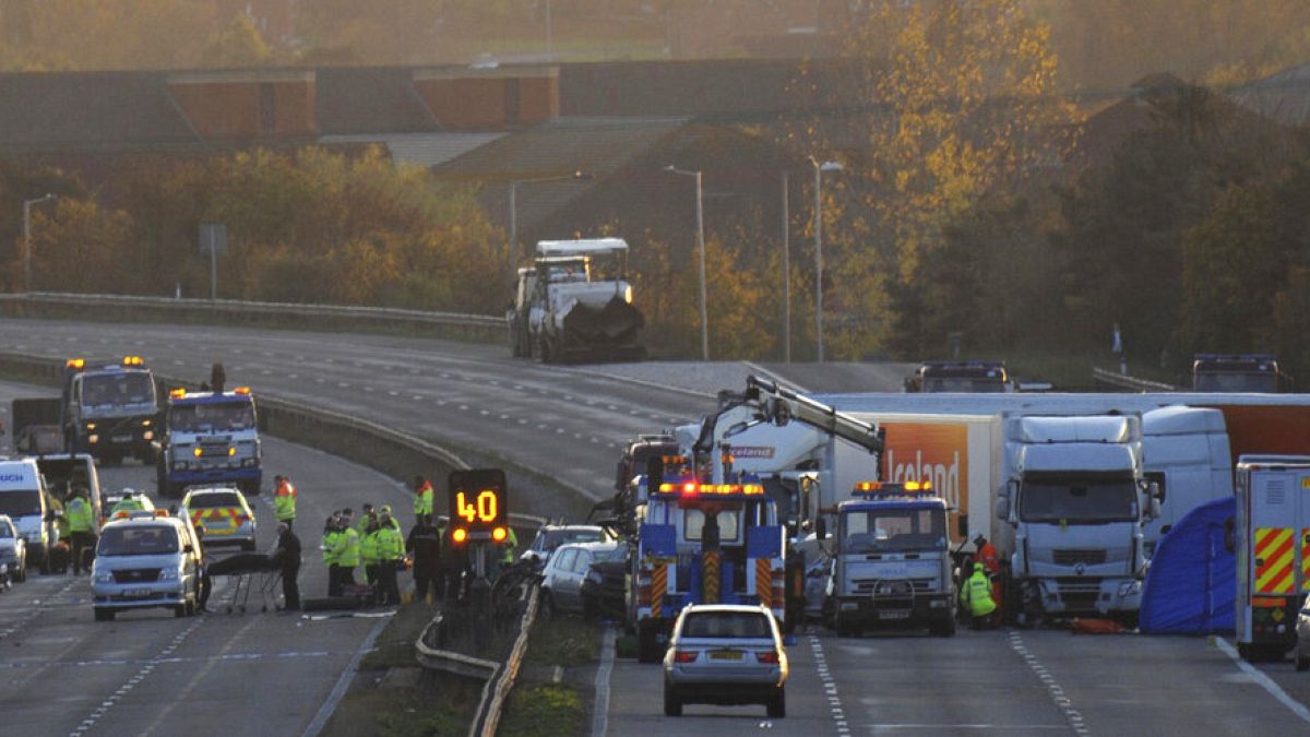 صورة من الارشيف-حادث على الطريق السريع M5 تونتون جنوب غرب إنجلترا، 5 نوفمبر 2011 